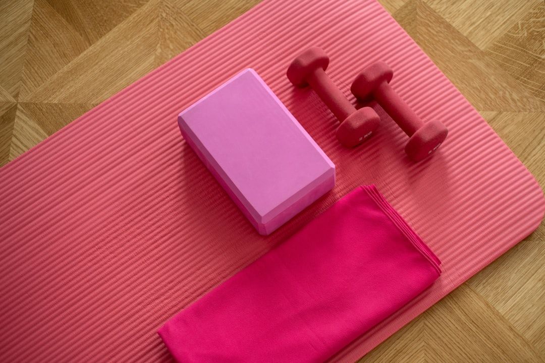 esterilla rosa con pesas rosas de entrenamiento