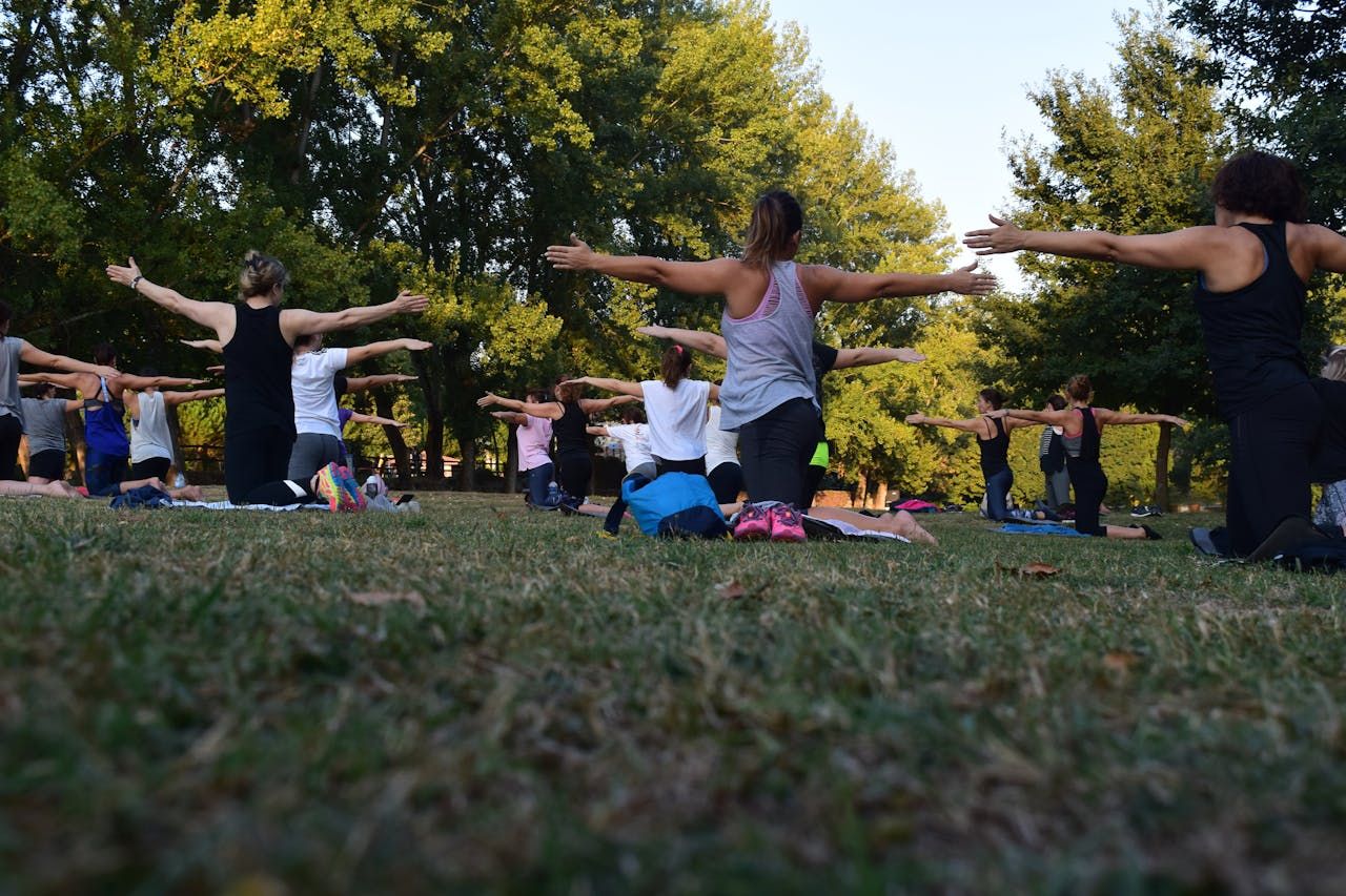Personas practicando yoga